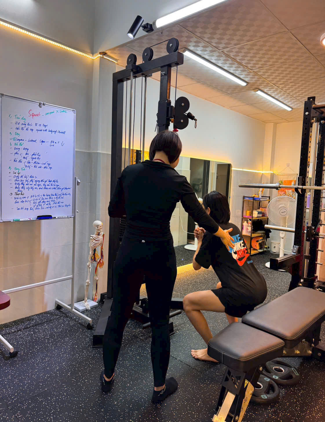 Coach Túc chỉnh form squat cho học viên